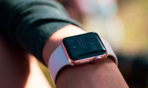 Jak usunąć uszkodzenia na szybce w Apple Watch?