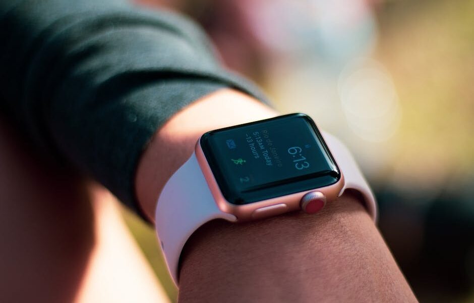 Jak usunąć uszkodzenia na szybce w Apple Watch?