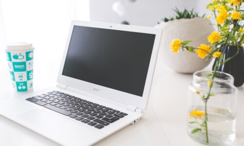 Praca na laptopie – komfort i mobilność w jednym pakiecie