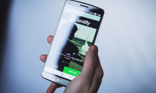 Spotify: Nowa strategia płacenia twórcom i zwalnianie pracowników w trosce o rentowność