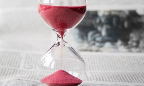Zrozumieć czasy: nie tylko o zegarach, ale także o pomiarach czasu, jego synchronizacji i znaczeniu w dzisiejszym świecie