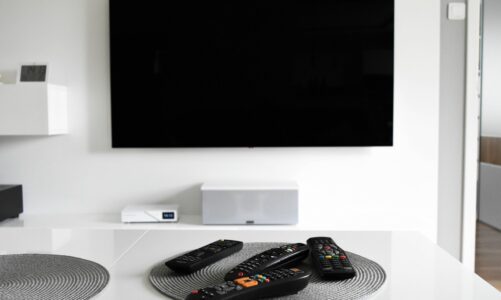 Nowe i atrakcyjne oferty telewizorów 65 cali w 2024 – przegląd oraz rekomendacje dla konsumentów