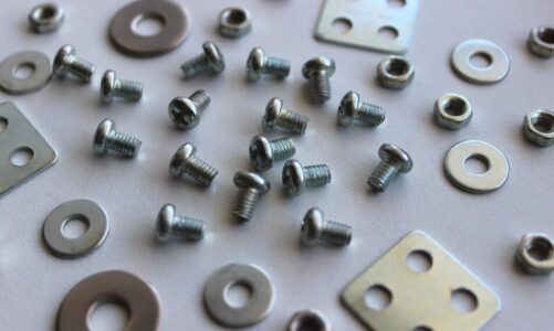 Kołki montażowe do różnych materiałów budowlanych – wybór i zastosowanie