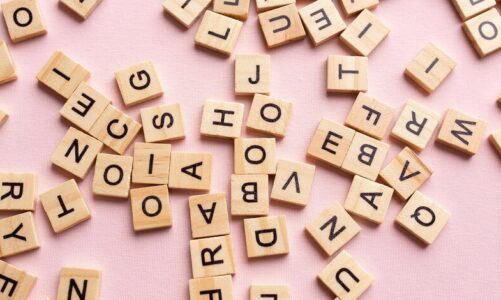 Naraz czy na raz – jak poprawnie pisać?