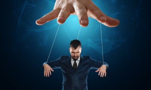 Nie daj się zmanipulować – jak uniknąć manipulacji innych osób?