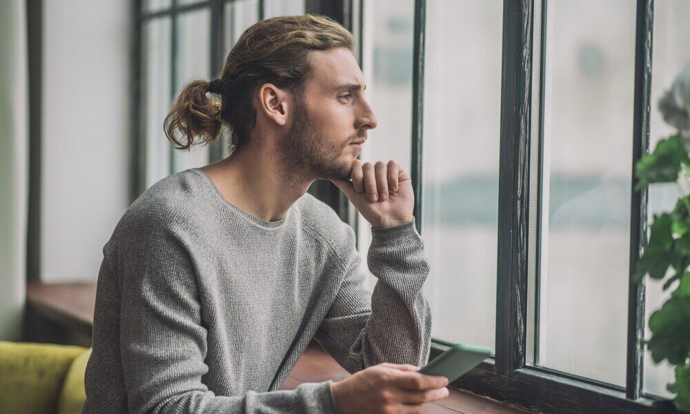 Co najbardziej zaboli faceta po rozstaniu – psychologia męskich emocji