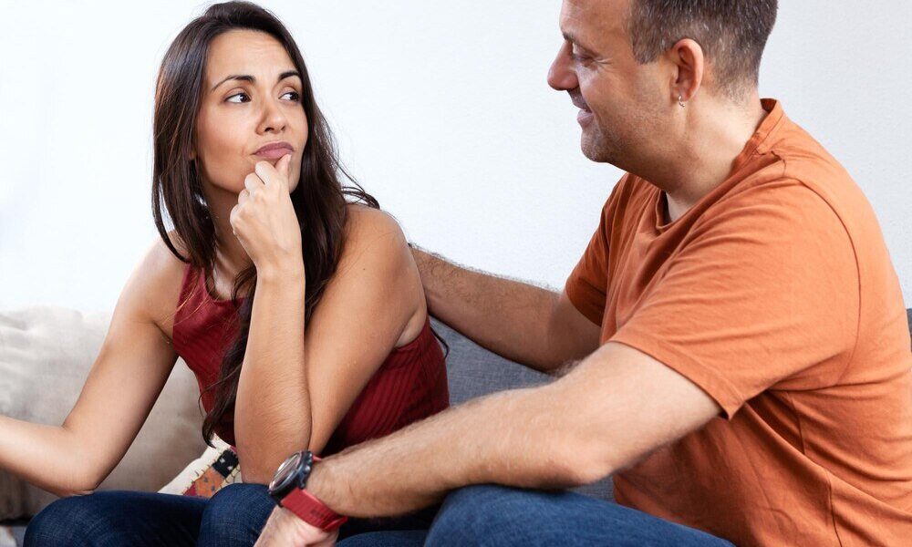 Jak reagować kiedy facet ogląda się za innymi – spokojne i mądre podejście