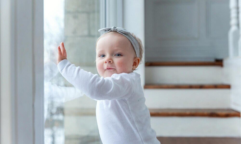 Kiedy dziecko robi papa – etapy rozwoju malucha
