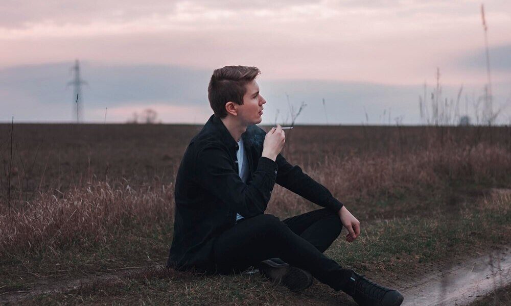 Kiedy facet zrozumie co stracił – sygnały i etapy żalu po rozstaniu