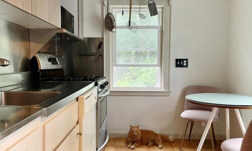 Mała kuchnia z oknem na środku – jak ją urządzić?