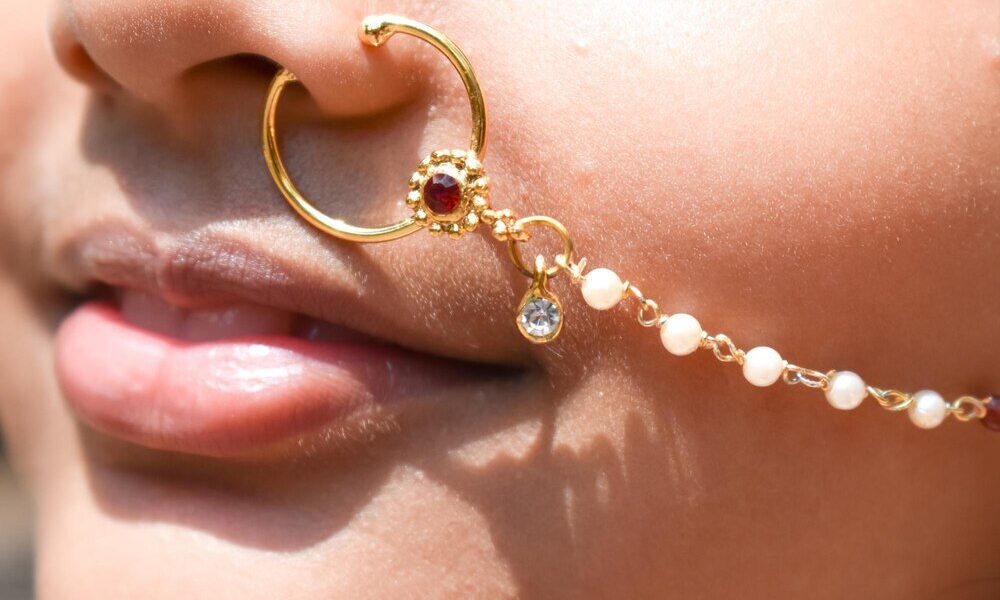 Co oznacza kolczyk w nosie po lewej stronie – symbolika i znaczenie w kulturze