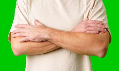 Co oznaczają skrzyżowane ręce na piersiach – mowa ciała