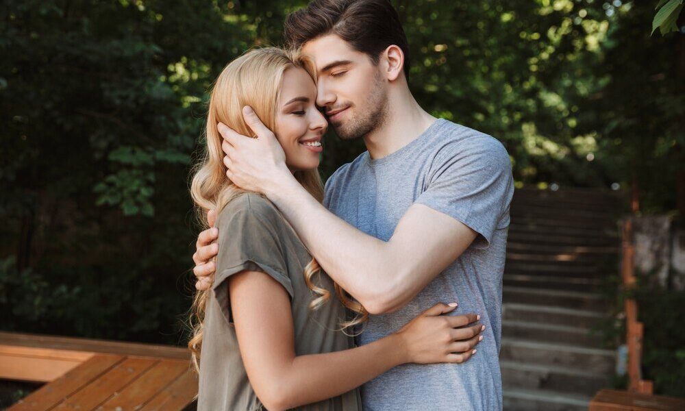 Gesty, które rodzą miłość – moc mowy ciała w relacji