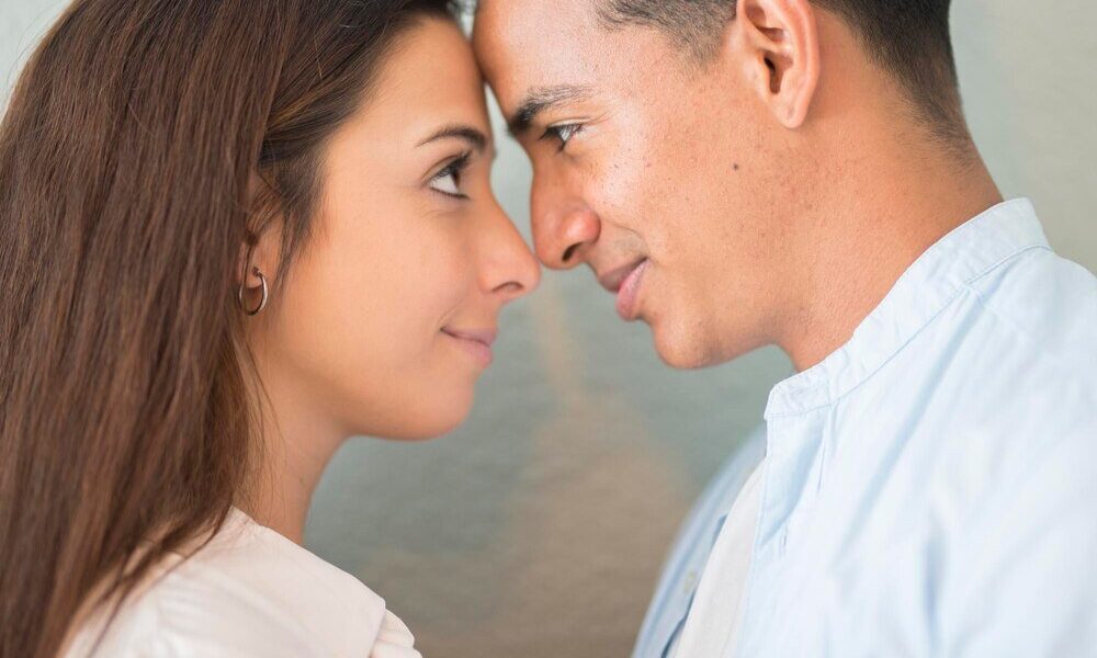 Jak wyczytać z oczu miłość – sygnały i gesty