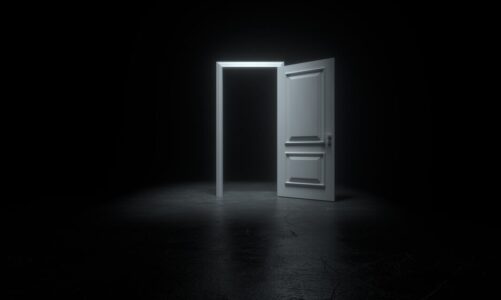 Sennik drzwi których nie można zamknąć – poczucie zagrożenia i bezsilności