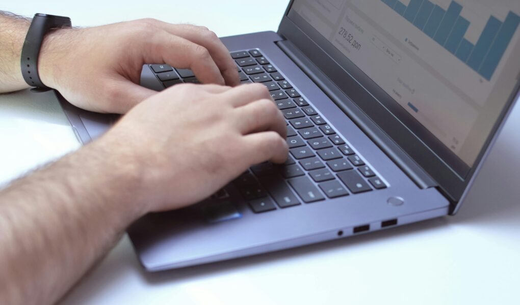 Pozycjonowanie w LLM – jak sprawić, aby Twoja marka była widoczna w ChatGPT i Copilot?