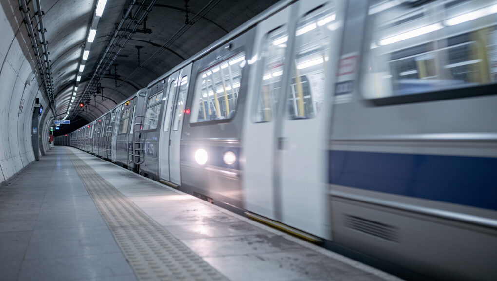 Z jaką prędkością jedzie metro w Warszawie?